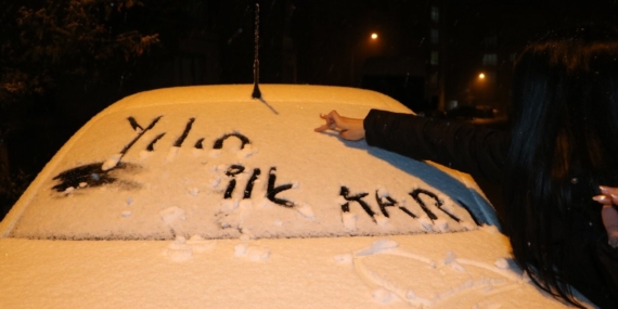 Yüksekova’da Mevsimin İlk Karı Yağdı: Trafikte Zor Anlar Yaşandı Yüksekova’da Mevsimin İlk Karı Yağdı: Trafikte Zor Anlar Yaşandı