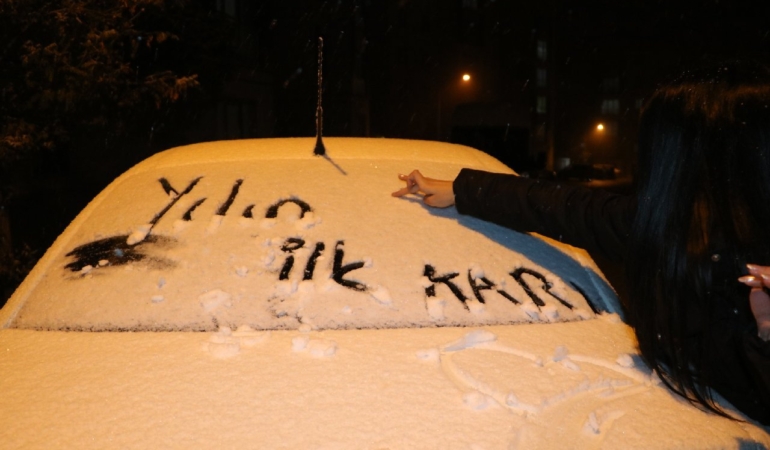 yuksekovada-mevsimin-ilk-kari-yagdi-trafikte-zor-anlar-yasandi-uSAqF1OS.jpg