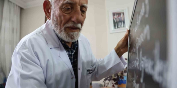 78 Yaşındaki Emekli Öğretmen 21 Yıl Sonra Kara Tahta Başında Anılarını Canlandırdı 78 Yaşındaki Emekli Öğretmen 21 Yıl Sonra Kara Tahta Başında Anılarını Canlandırdı