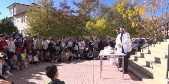 Bilim Merkezi Arıcak’ta öğrencilerle deneyler gerçekleştirdi Bilim Merkezi Arıcak’ta öğrencilerle deneyler gerçekleştirdi