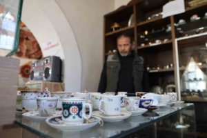 dunyada-esi-benzeri-yok-bu-muzede-6-binin-uzerinde-fincan-sergileniyor-bHYpjxmL.jpg