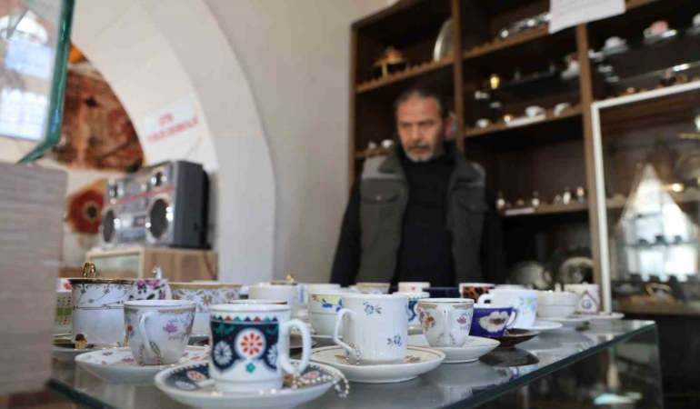 dunyada-esi-benzeri-yok-bu-muzede-6-binin-uzerinde-fincan-sergileniyor-bHYpjxmL.jpg