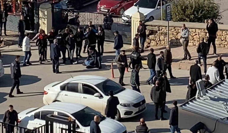elazig-adliyesi-onunde-kavga-3-kisi-yaralandi-vBLe6SyR.jpg