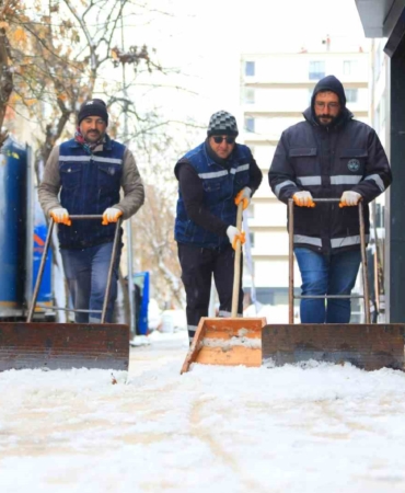 elazig-belediyesi-sehrin-dort-bir-yaninda-karla-mucadele-calismasi-yurutuyor-zFvsBWAO.jpg