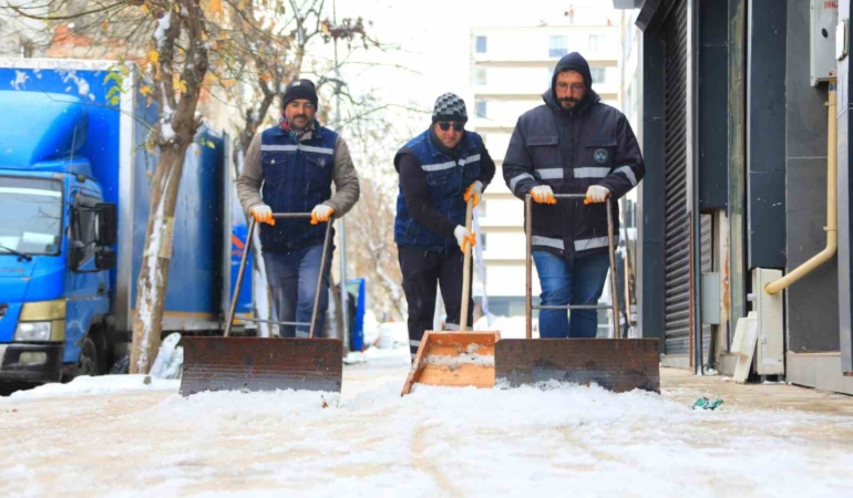 elazig-belediyesi-sehrin-dort-bir-yaninda-karla-mucadele-calismasi-yurutuyor-zFvsBWAO.jpg