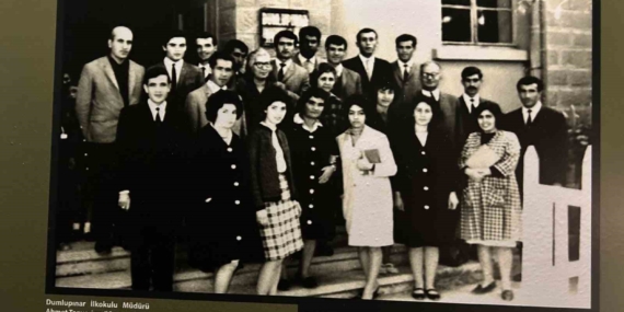 Elazığ Kent Müzesinde Duygusal Anlar: Annesi ve Teyzesinin Fotoğraflarını Görünce Şok Oldu Elazığ Kent Müzesinde Duygusal Anlar: Annesi ve Teyzesinin Fotoğraflarını Görünce Şok Oldu