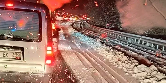 Elazığ-Malatya Karayolu Kar Yağışı ve Zincirleme Kaza Nedeniyle Kapanmıştı, Trafik Yeniden Açıldı