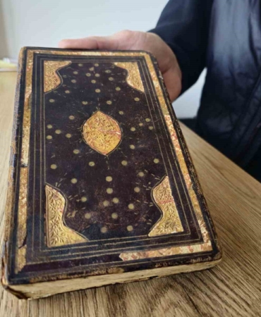 elazigda-300-yillik-altin-varakli-el-yazmasi-kuran-i-kerim-ilgi-odagi-oldu-lqH4RJEw.jpg