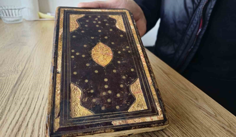 elazigda-300-yillik-altin-varakli-el-yazmasi-kuran-i-kerim-ilgi-odagi-oldu-lqH4RJEw.jpg