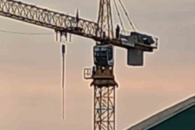 elazigda-60-metre-yukseklikte-namaz-kilan-vinc-operatoru-gorenleri-sasirtti-Q8XHjUz1.jpg