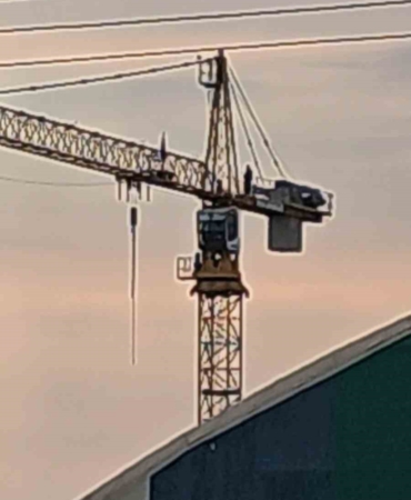 elazigda-60-metre-yukseklikte-namaz-kilan-vinc-operatoru-gorenleri-sasirtti-Q8XHjUz1.jpg