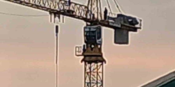 Elazığ'da 60 Metre Yükseklikte Namaz Kılan Vinç Operatörü, Görenleri Şaşırttı Elazığ’da 60 Metre Yükseklikte Namaz Kılan Vinç Operatörü, Görenleri Şaşırttı