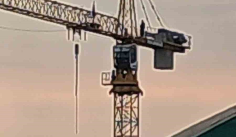 elazigda-60-metre-yukseklikte-namaz-kilan-vinc-operatoru-gorenleri-sasirtti-Q8XHjUz1.jpg