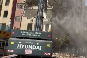 elazigda-agir-hasarli-bina-tek-dokunusla-yikildi-3TnwW7s4.jpg