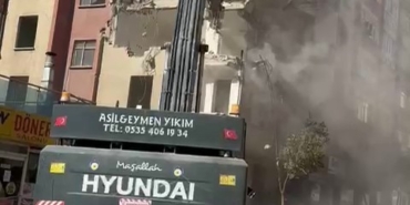 elazigda-agir-hasarli-bina-tek-dokunusla-yikildi-3TnwW7s4.jpg