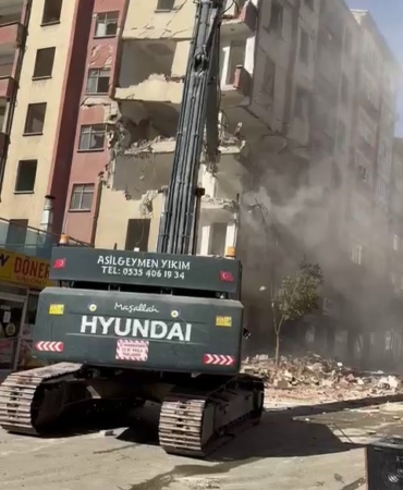 elazigda-agir-hasarli-bina-tek-dokunusla-yikildi-3TnwW7s4.jpg