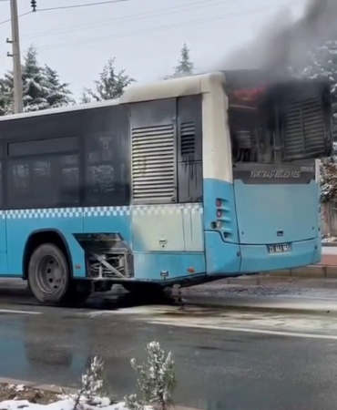 elazigda-belediye-otobusu-alev-aldi-o-anlar-kamerada-dOZ1EGOs.jpg