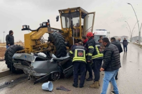 elazigda-feci-kaza-otomobil-greyderin-altina-girdi-surucu-hayatini-kaybett-IEQk4xw3.jpg