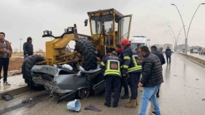 elazigda-feci-kaza-otomobil-greyderin-altina-girdi-surucu-hayatini-kaybett-IEQk4xw3.jpg
