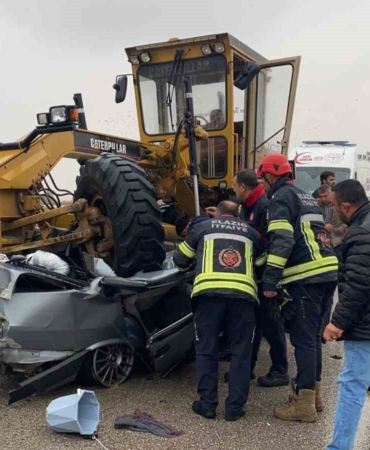 elazigda-feci-kaza-otomobil-greyderin-altina-girdi-surucu-hayatini-kaybett-IEQk4xw3.jpg