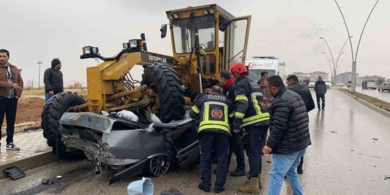Elazığ’da Feci Kaza: Otomobil Greyderin Altına Girdi, Sürücü Hayatını Kaybett Elazığ’da Feci Kaza: Otomobil Greyderin Altına Girdi, Sürücü Hayatını Kaybett