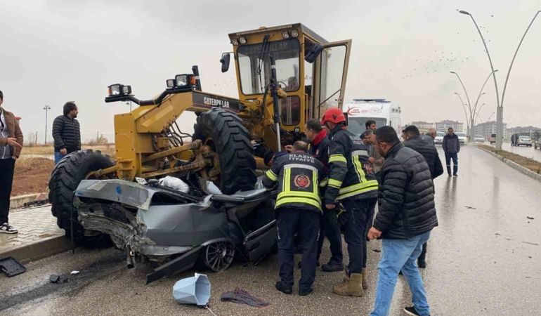 elazigda-feci-kaza-otomobil-greyderin-altina-girdi-surucu-hayatini-kaybett-IEQk4xw3.jpg