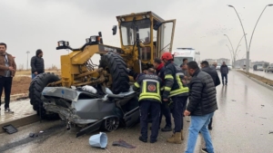 elazigda-feci-kaza-otomobil-greyderin-altina-girdi-surucu-hayatini-kaybetti-video-ya4EJgyW.jpg