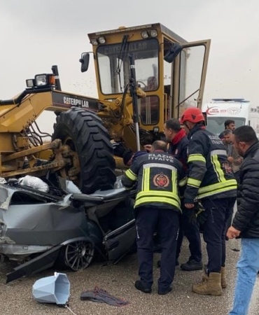 elazigda-feci-kaza-otomobil-greyderin-altina-girdi-surucu-hayatini-kaybetti-video-ya4EJgyW.jpg