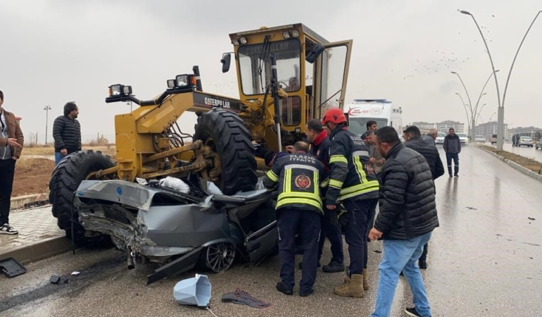 elazigda-feci-kaza-otomobil-greyderin-altina-girdi-surucu-hayatini-kaybetti-video-ya4EJgyW.jpg