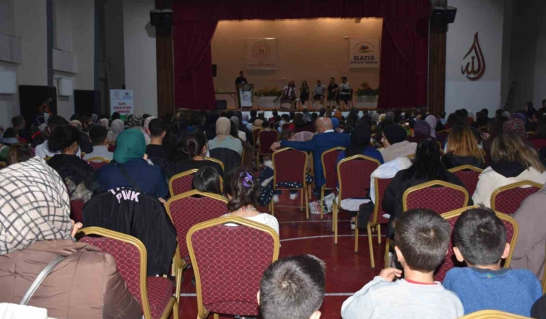 elazigda-guler-misin-aglar-misin-adli-tiyatro-buyuk-begeni-topladi-Q2UlFt3D.jpg