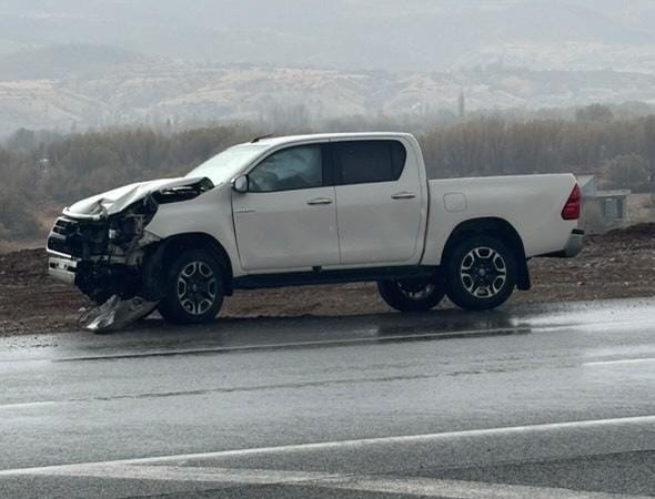 elazigda-hafif-ticari-arac-ile-pikap-carpisti-1-yarali-zlJHwsIl.jpg