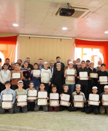 elazigda-hafizlik-ogrencileri-belgelerini-aldi-hZvaGN67.jpg