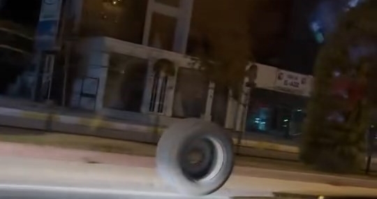 Elazığ’da Hareket Halindeki Römorkun Tekerleği Yerinden Çıktı