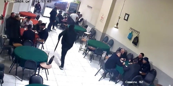 Elazığ’da Kahvehanede Dehşet: Pompalı Tüfekle Saldırı Kameralara Yansıdı Elazığ’da Kahvehanede Dehşet: Pompalı Tüfekle Saldırı Kameralara Yansıdı