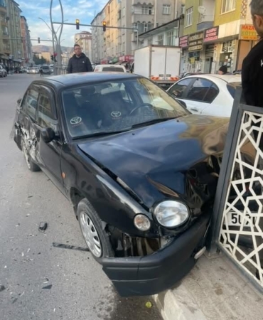elazigda-kamyon-ile-otomobil-carpisti-juezGWjw.jpg