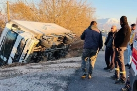 elazigda-kamyon-yoldan-cikti-surucu-yaralandi-1pZsqzrC.jpg