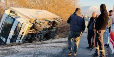 elazigda-kamyon-yoldan-cikti-surucu-yaralandi-1pZsqzrC.jpg
