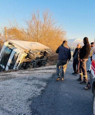 elazigda-kamyon-yoldan-cikti-surucu-yaralandi-1pZsqzrC.jpg