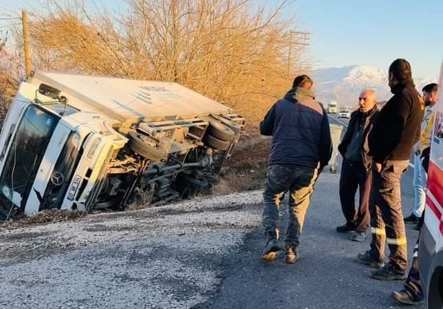 elazigda-kamyon-yoldan-cikti-surucu-yaralandi-1pZsqzrC.jpg