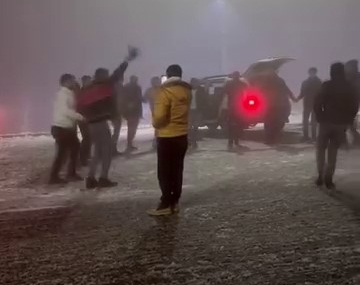 Elazığ’da Kar Yağışı Gençlerin Halay Eğlencesine Sahne Oldu Elazığ’da Kar Yağışı Gençlerin Halay Eğlencesine Sahne Oldu