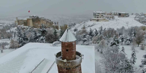 Elazığ’da Kar Yağışıyla Tarihi Harput Mahallesi Büyüledi Elazığ’da Kar Yağışıyla Tarihi Harput Mahallesi Büyüledi
