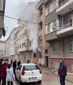 elazigda-metruk-binada-yangin-itfaiye-ekipleri-mudahale-etti-Y5SWARKI.jpg