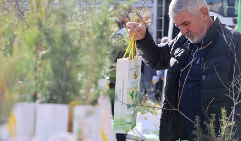 elazigda-milli-agaclandirma-gununde-23-bin-fidan-ucretsiz-dagitildi-wNJif8OY.jpg