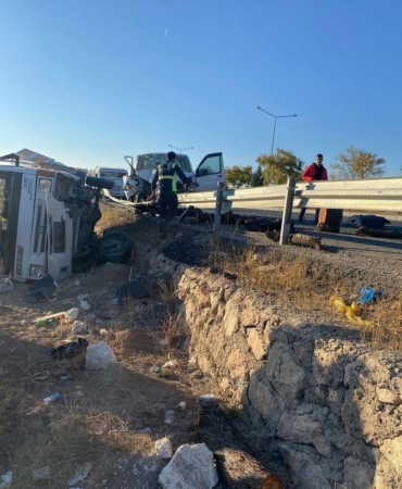 elazigda-minibus-ile-kamyonet-carpisti-2-yarali-fNyIHrPv.jpg