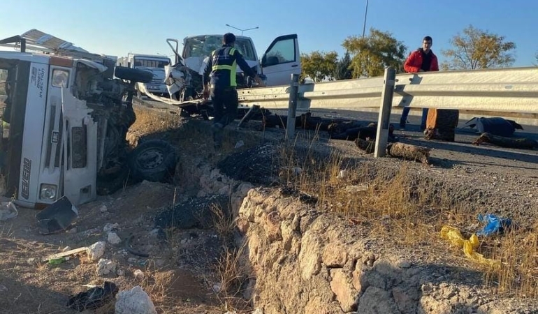 elazigda-minibus-ile-kamyonet-carpisti-2-yarali-fNyIHrPv.jpg