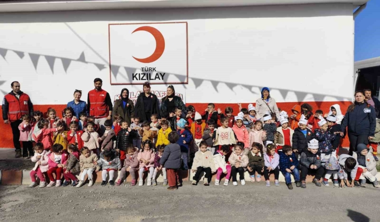 elazigda-miniklerden-kizilaya-ziyaret-PQIisIRg.jpg