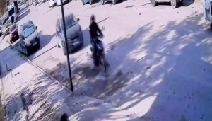elazigda-motosikletin-cektigi-ariza-yapmis-arac-saskinlik-yaratti-UwNQnPaL.jpg