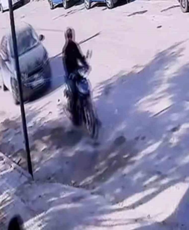 elazigda-motosikletin-cektigi-ariza-yapmis-arac-saskinlik-yaratti-UwNQnPaL.jpg