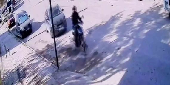 Elazığ’da Motosikletin Çektiği Arıza Yapmış Araç Şaşkınlık Yarattı Elazığ’da Motosikletin Çektiği Arıza Yapmış Araç Şaşkınlık Yarattı