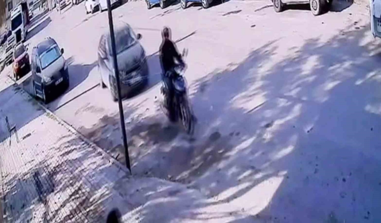 elazigda-motosikletin-cektigi-ariza-yapmis-arac-saskinlik-yaratti-UwNQnPaL.jpg